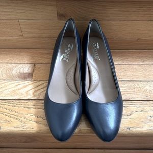 Aerosoles Women’s Navy Blue Pump Size 9 Excellent Condition Block Heels